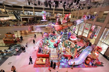 8 Aralık 2021 'de Hong Kong' daki Landmark alışveriş merkezinde Noel süslemeleri..