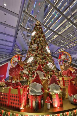 8 Aralık 2021 Noel ağacı, dekorasyon ve şehrin ışıkları Central, Hong Kong 'da.