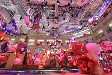 8 Aralık 2021 'de Hong Kong' daki Landmark alışveriş merkezinde Noel süslemeleri..