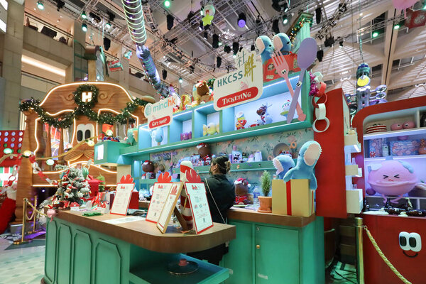 8 декабря 2021 Рождественские украшения в торговом центре Landmark в Гонконге.