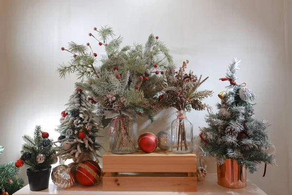 Jul Bakgrund Fokuserade Ljus Med Dekorerade Träd — Stockfoto