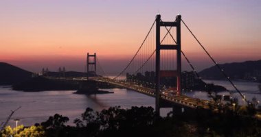 Tsing ma köprüsünün gün batımı asma köprüsü