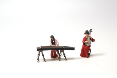 Guzheng ve Lavta çalan küçük kadın sanatçı.