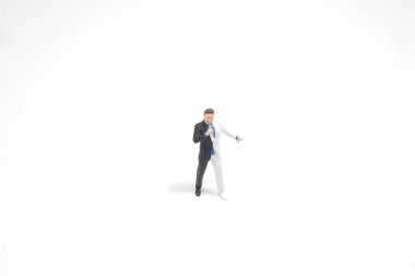 Mini şarkıcı, yakışıklı çekici şarkıcının portresi.