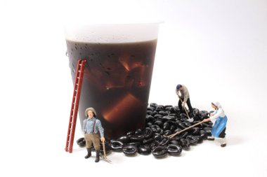 Kahve üzerinde çalışan rakamlar, Masada kahve çekirdekleri