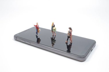 Cep telefonundaki figür alışverişinin eğlencesi