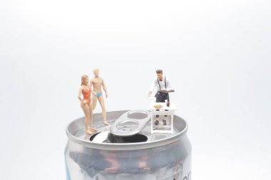 Yüzmeye hazırlanırken meşrubat kutusunun üzerinde duran eğlenceli figür.