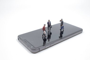 Cep telefonundaki figür alışverişinin eğlencesi