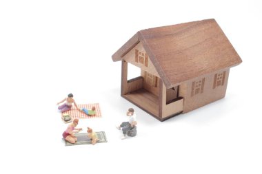 Mutlu aile bir bahar gününü piknikte geçiriyor.