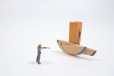 Minik avcı kuşu vuruyor.