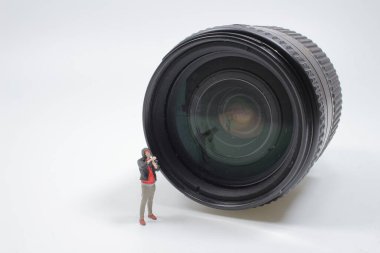 Kameralı mercekle duran mini fotoğrafçı.