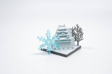 Kar taneli ve karlı Japon kalesi.