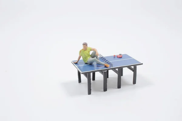 Junger Mann Sitzt Auf Tischtennisplatte — Stockfoto