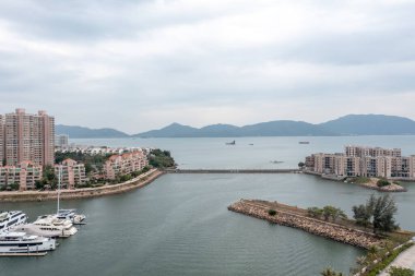 17 Aralık 2021 Hong Kong Gold Coast Konutları tarafından denize demirlenmiş.