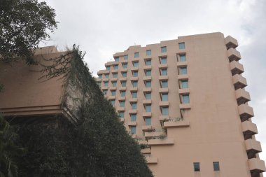 17 Aralık 2021, Altın Sahil, Hong Kong. Otel arkasında güneş batıyor.