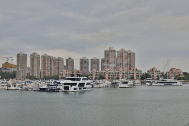 17 Aralık 2021 Hong Kong Gold Coast Konutları tarafından denize demirlenmiş.