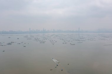 25 Aralık 2021, bir öğleden sonra Shenzhen Körfezi Köprüsü 'nün birleştirilmiş panoraması.