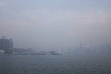 24 Aralık 2021 Hava Kirliliği Hong Kong Adası 'nın Mutlu Vadi Bölgesi' nde asılı.