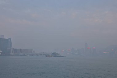 24 Aralık 2021 Hava Kirliliği Hong Kong Adası 'nın Mutlu Vadi Bölgesi' nde asılı.