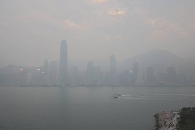 24 Aralık 2021 Hava Kirliliği Hong Kong Adası 'nın Mutlu Vadi Bölgesi' nde asılı.