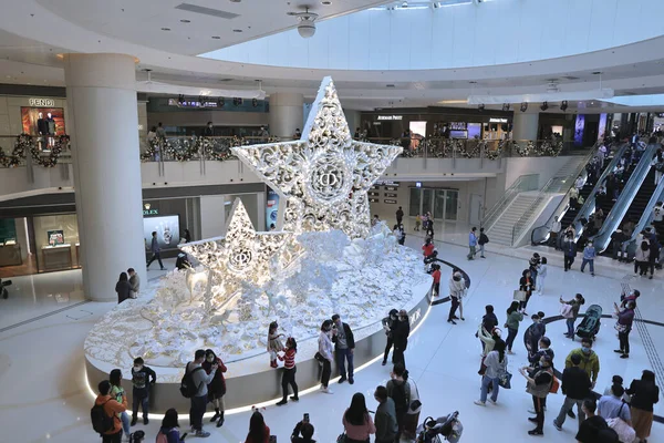 2021年12月24日元素购物中心圣诞装饰 — 图库照片