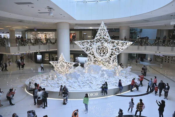 2021年12月24日クリスマスの装飾品ショッピングモール — ストック写真