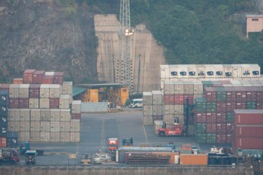 5 Ocak 2008 Kwai Chung konteyner terminali, Tsing Yi Güney Köprüsü yakınında.