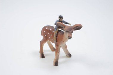 Geyiğe binen mini figür.