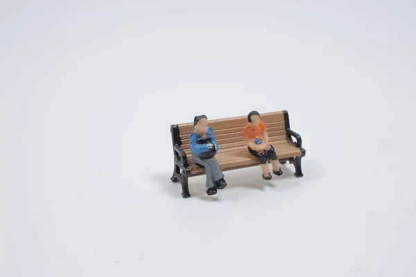 Mini Figura Siede Sulla Panchina Del Parco — Foto Stock