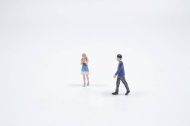 Yabancılar kız ve erkek flört ediyor. Sokakta birbirlerine bakıyorlar..