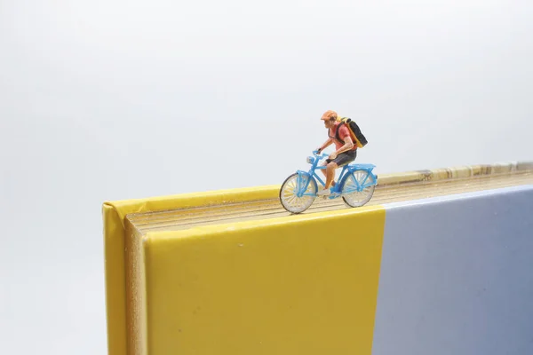 Small Figures Cycling Top Book — Stockfoto