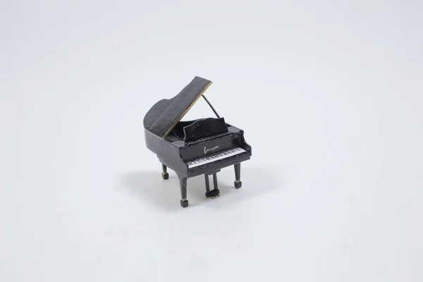 Siyah Beyaz Zemin Üzerine Izole Piyano — Stok fotoğraf