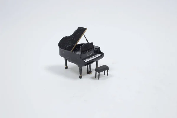 Siyah Beyaz Zemin Üzerine Izole Piyano — Stok fotoğraf