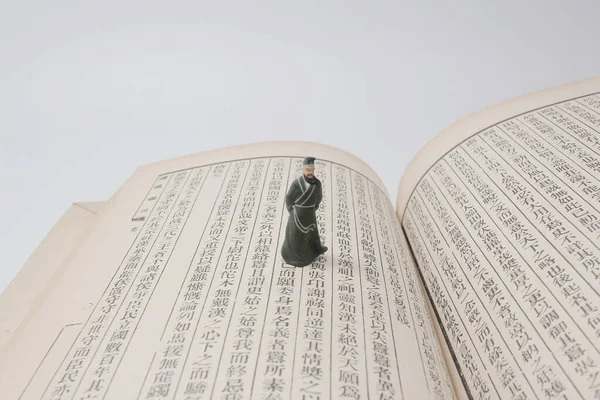 Chinese Old Man Reading Book Statue White Background — Stockfoto