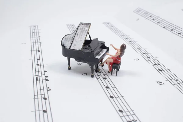 Mini Figure Pretty Woman Playing Grand Piano — Stok fotoğraf