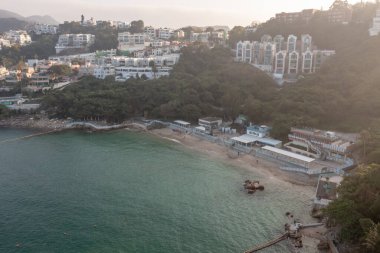 16 Ocak 2022 Silverstrand Sahili ve Yeşil Tepeler Manzarası