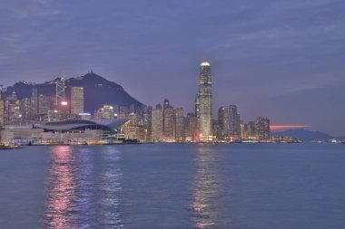 12 Kasım 2021 Hong Kong, Çin Viktorya Limanı silueti.