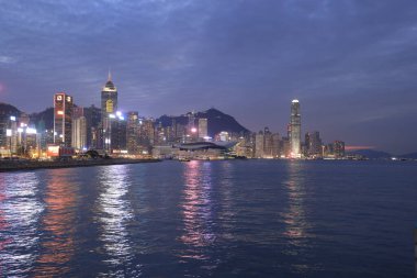 12 Kasım 2021 Hong Kong, Çin Viktorya Limanı silueti.