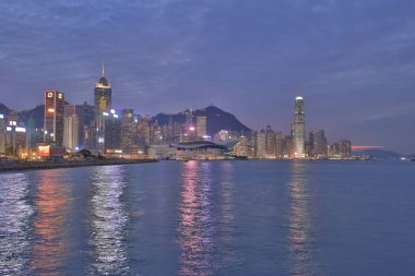 12 Kasım 2021 Hong Kong, Çin Viktorya Limanı silueti.