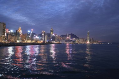 12 Kasım 2021 Hong Kong, Çin Viktorya Limanı silueti.