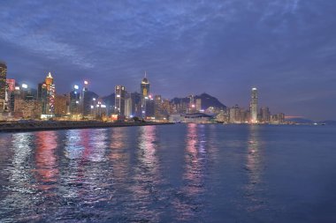 12 Kasım 2021 Hong Kong, Çin Viktorya Limanı silueti.