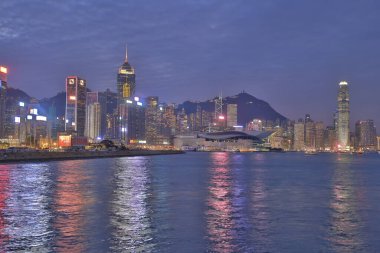 12 Kasım 2021 Hong Kong, Çin Viktorya Limanı silueti.