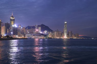 12 Kasım 2021 Hong Kong, Çin Viktorya Limanı silueti.