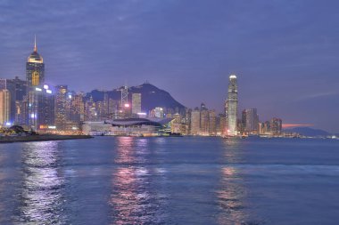 12 Kasım 2021 Hong Kong, Çin Viktorya Limanı silueti.