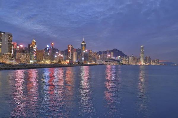 12 Kasım 2021 Hong Kong, Çin Viktorya Limanı silueti.