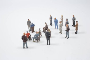 Sahnede konuşma yapan mini figür..