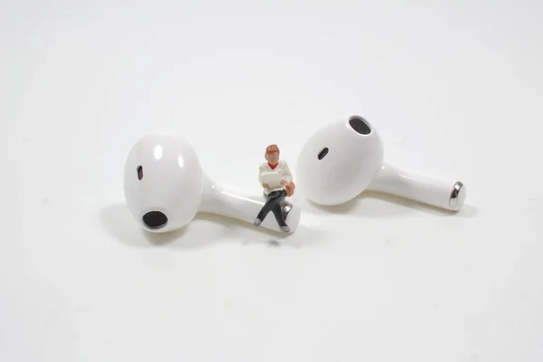 Viagens Música Conceito Hobby Uma Figura Miniatura Sentado Lendo — Fotografia de Stock