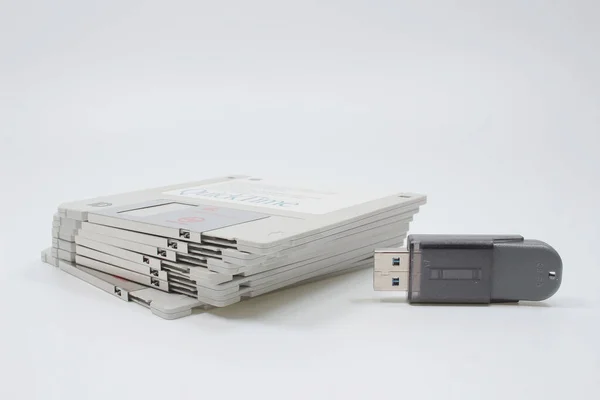 Old Floppy Disk Mountain Compared Usb Memory — Stock Photo, Image