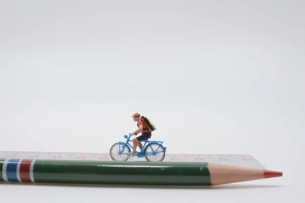 Ein Mini Volk Fährt Fahrrad Auf Einem Holzlineal — Stockfoto