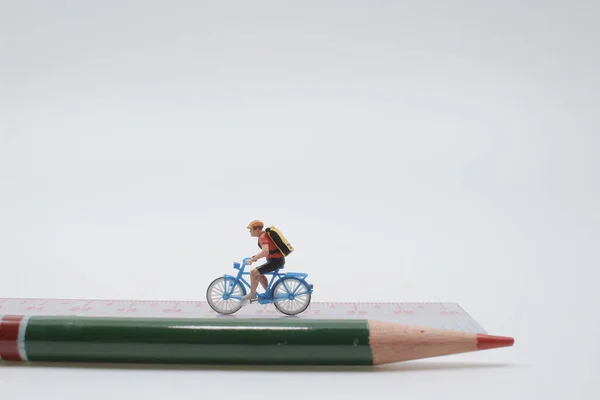 Мини Люди Ездят Велосипедах Деревянной Линейке — стоковое фото